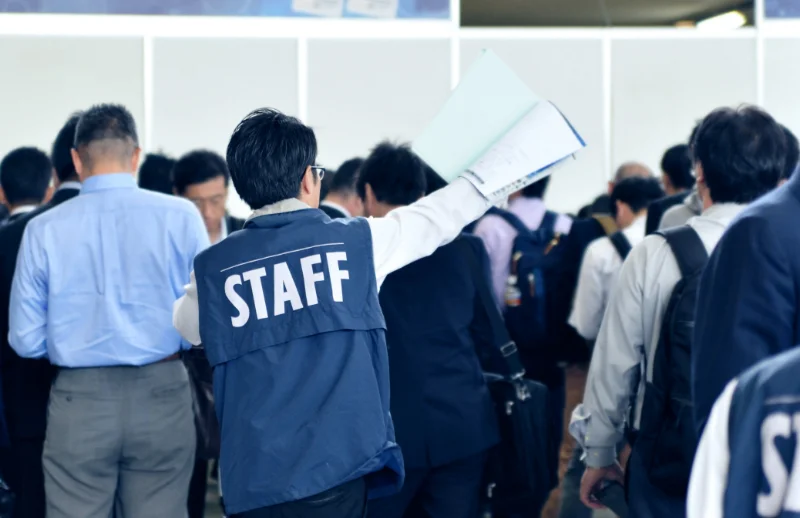 イベント運営のスタッフの働く画像