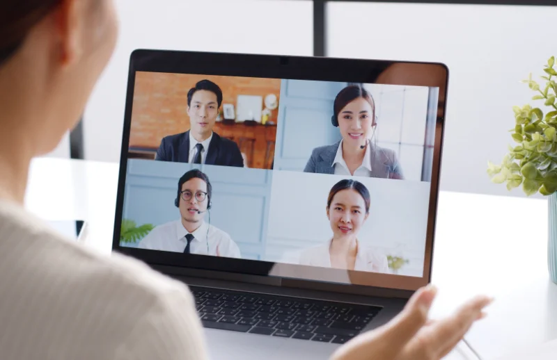 オンラインミーティングでコミュニケーションをとっている画像