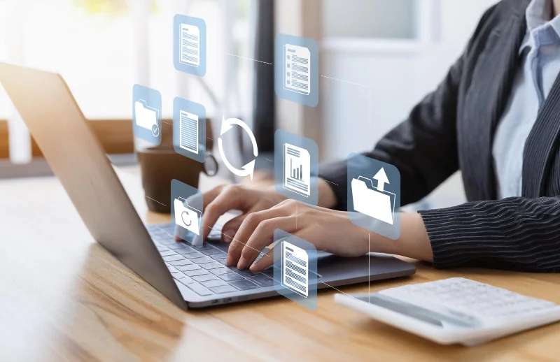 PC
                で作業している画像