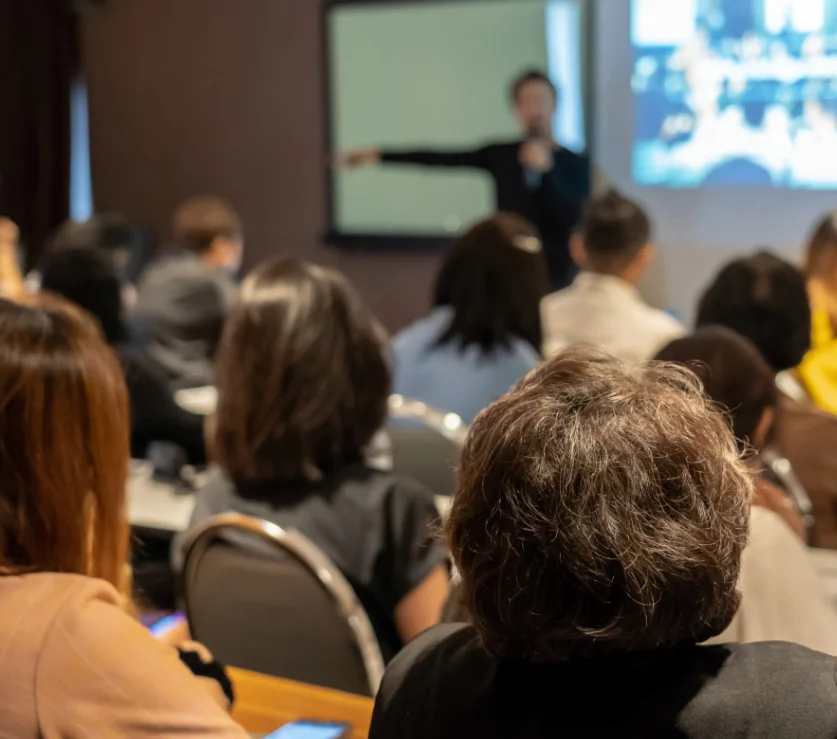 セミナーをしている画像