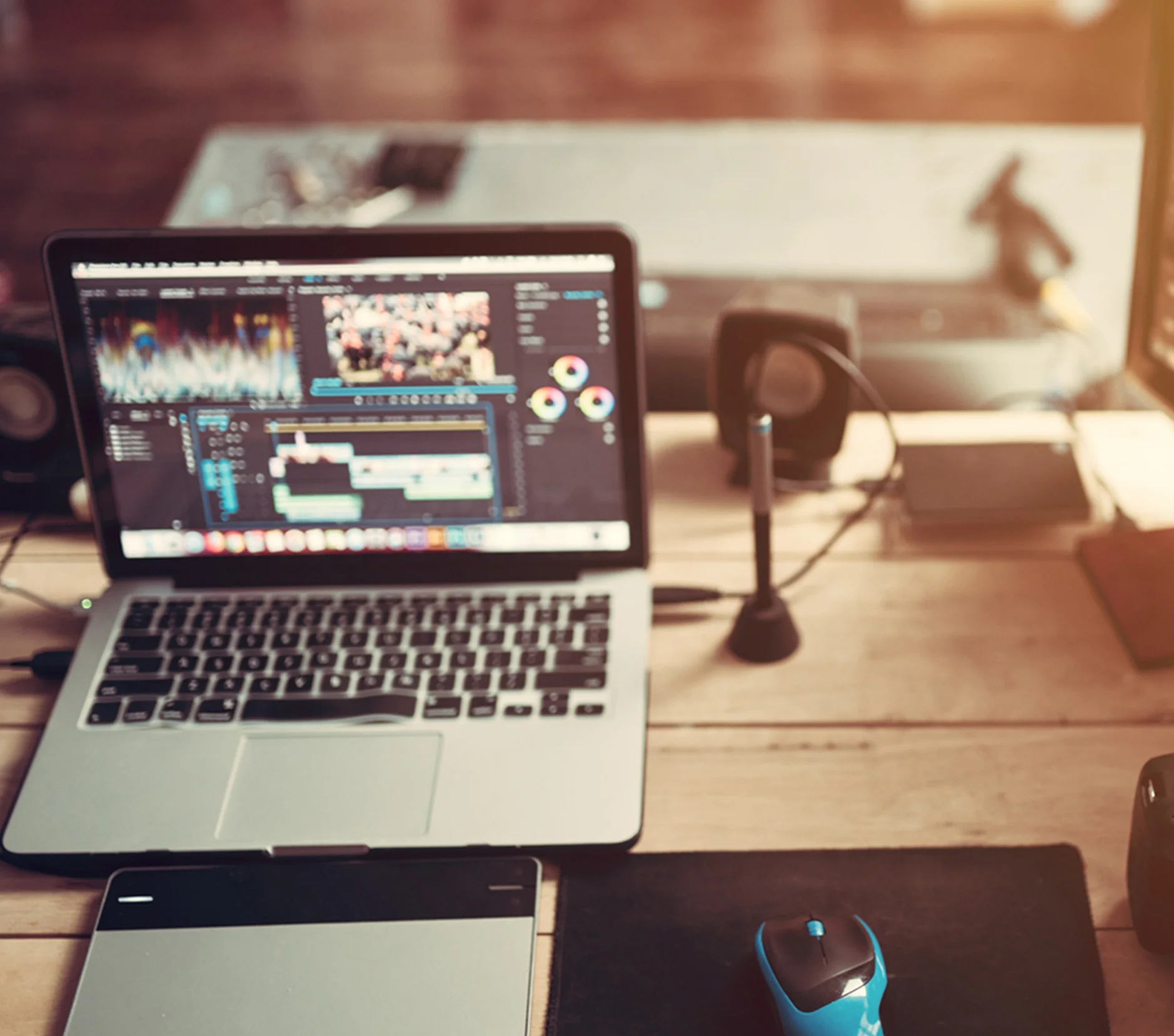 PCとデスクのイメージ画像